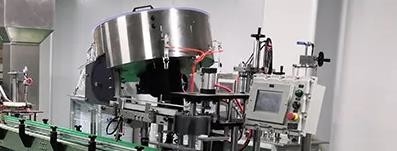 PLC de las botellas por minuto de la máquina 150 de empaquetado que capsula del sistema del aerosol del tornillo automático del producto