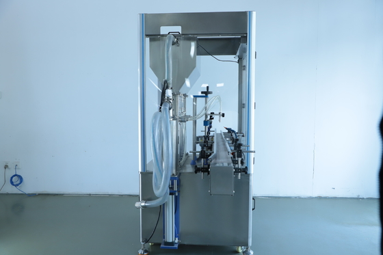 2.2KW 4 cabezas máquina de llenado de líquido cosmético 1400 * 1000 * 1700mm 30-50 botellas / min