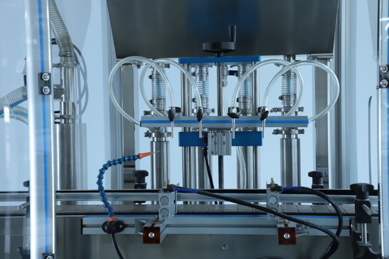 2.2KW 4 cabezas máquina de llenado de líquido cosmético 1400 * 1000 * 1700mm 30-50 botellas / min