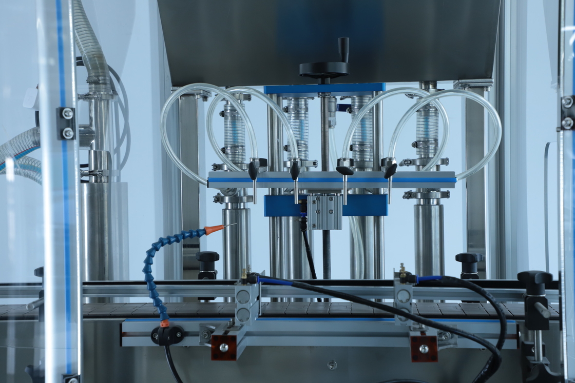 2.2KW 4 cabezas máquina de llenado de líquido cosmético 1400 * 1000 * 1700mm 30-50 botellas / min
